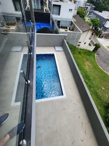 Imagem VENDA DE SOBRADO MODERNO NO CONDOMÍNIO ARUJÁ V, EM ARUJÁ/SP, com 300m², 04 suítes, sala 03 ambientes, piscina e garagem para 04 carros. CONSULTE-NOS.