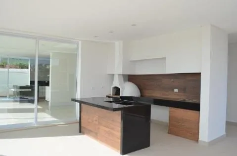 Imagem VENDA DE SOBRADO NO CONDOMÍNIO VERDES LAGOS, EM ARUJÁ/SP, com 453m², 05 suítes, piscina, churrasqueira, 03 salas e 04 vagas cobertas, CONSULTE-NOS.