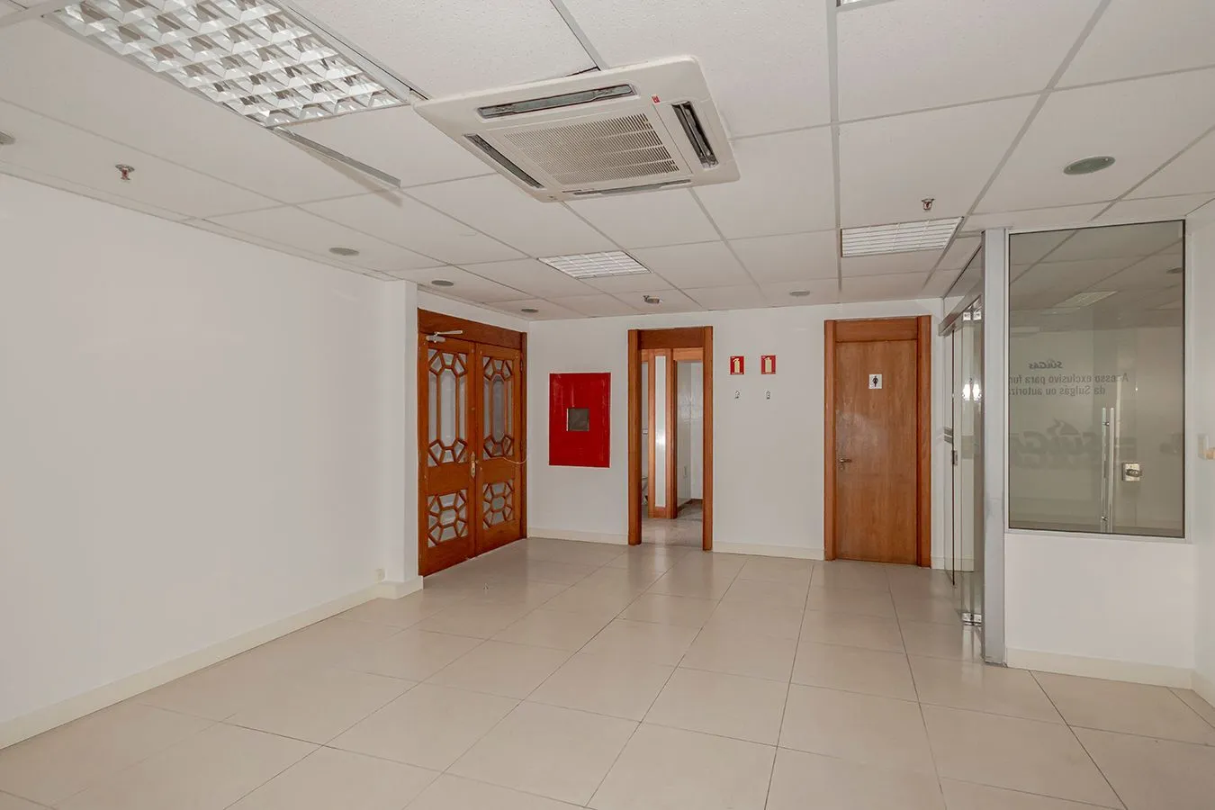 Imagem Conjunto Comercial, meio andar inteiro com várias salas e salão!