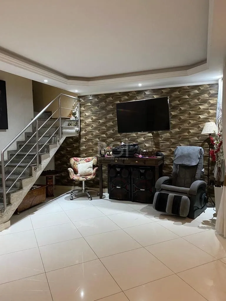 Imagem Sobrado para Venda - 204m², 3 dormitórios, sendo 1 suites, 2 vagas - Sarandi