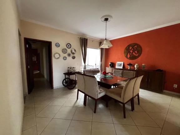 Imagem Casa à venda no bairro Estados Unidos em Uberaba - 3 dormitórios, 2 suítes, 3 garagens