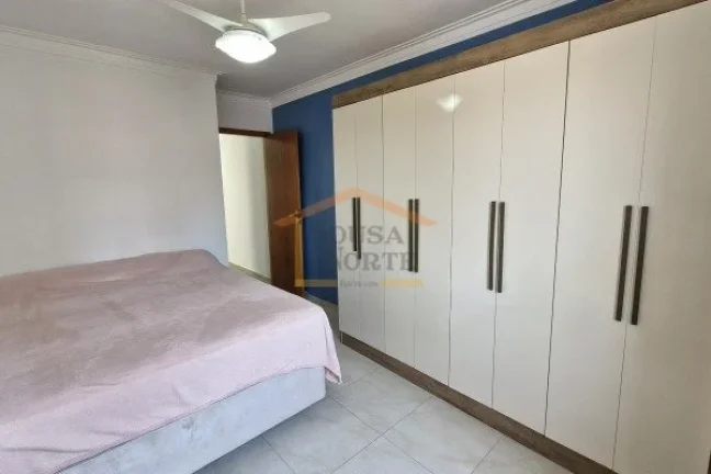 Imagem Sobrado residencial com 92m². O imóvel possui sala bem iluminada, cozinha com armários planejados...