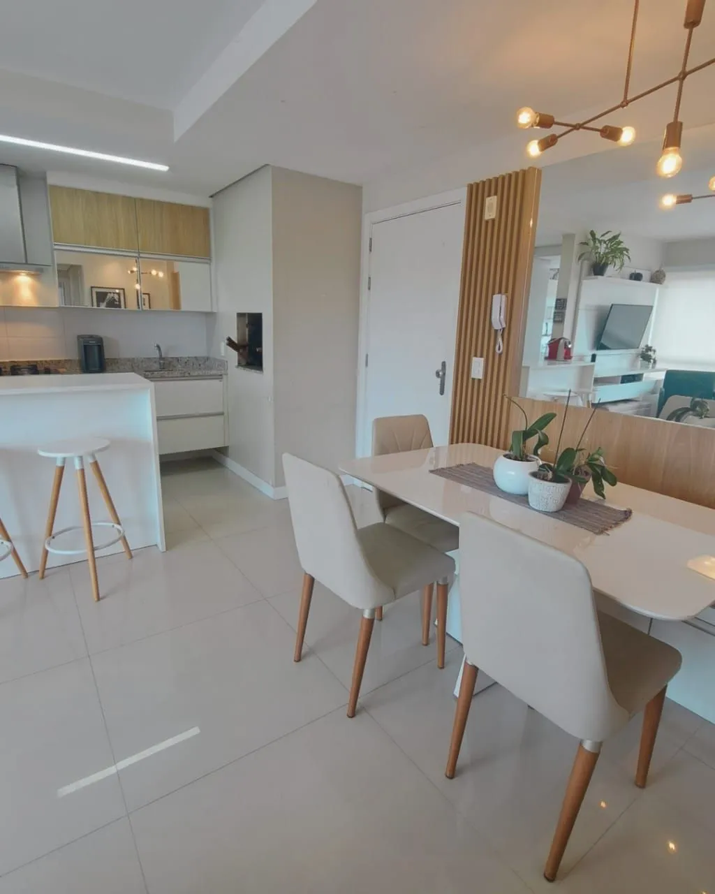 Imagem Apartamento Mobiliado com 2 Quartos e Vista Panorâmica em Porto Alegre