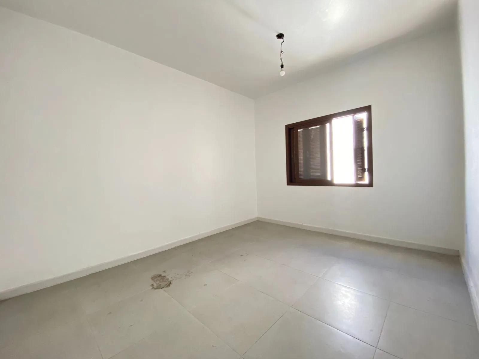 Imagem Casa de (3)três quartos, sendo uma suíte com duas vagas de garagem.