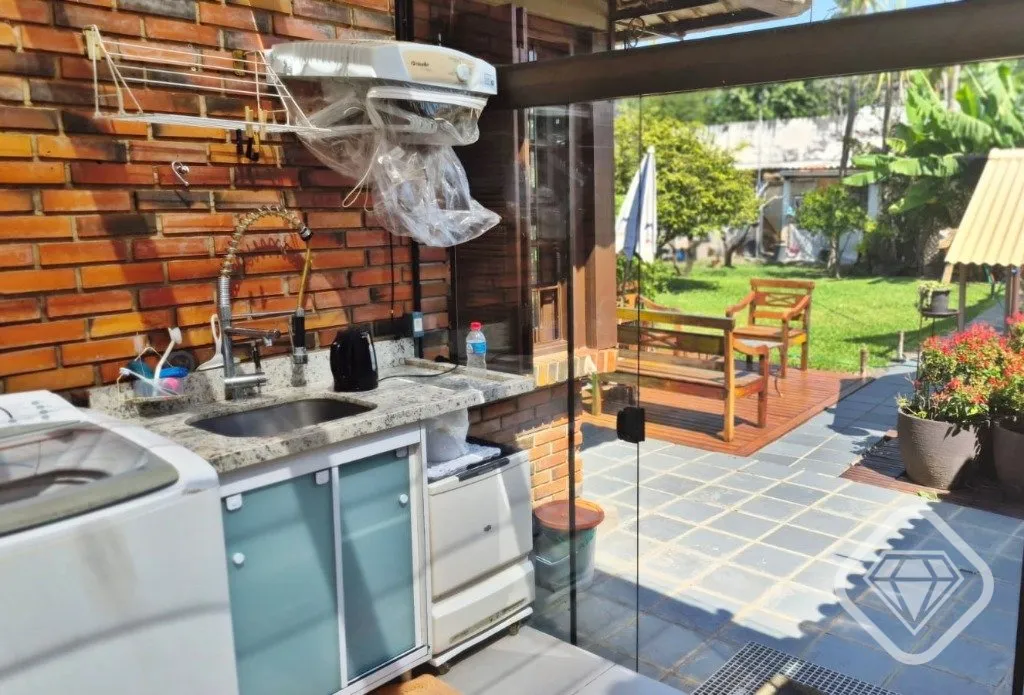 Imagem Casa em dois terrenos no bairro Guarujá, localizada em rua silenciosa, com excelente orientação s...