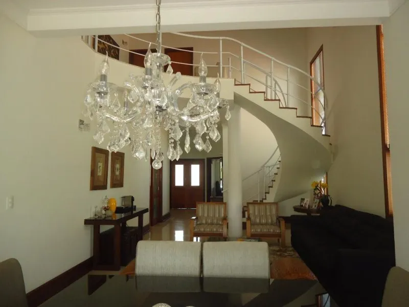 Imagem Casa de alto padrão em condomínio de luxo em Valinhos-SP - 4 quartos, 1 suíte, 3 salas, 6 banheiros, 4 vagas, 320m².