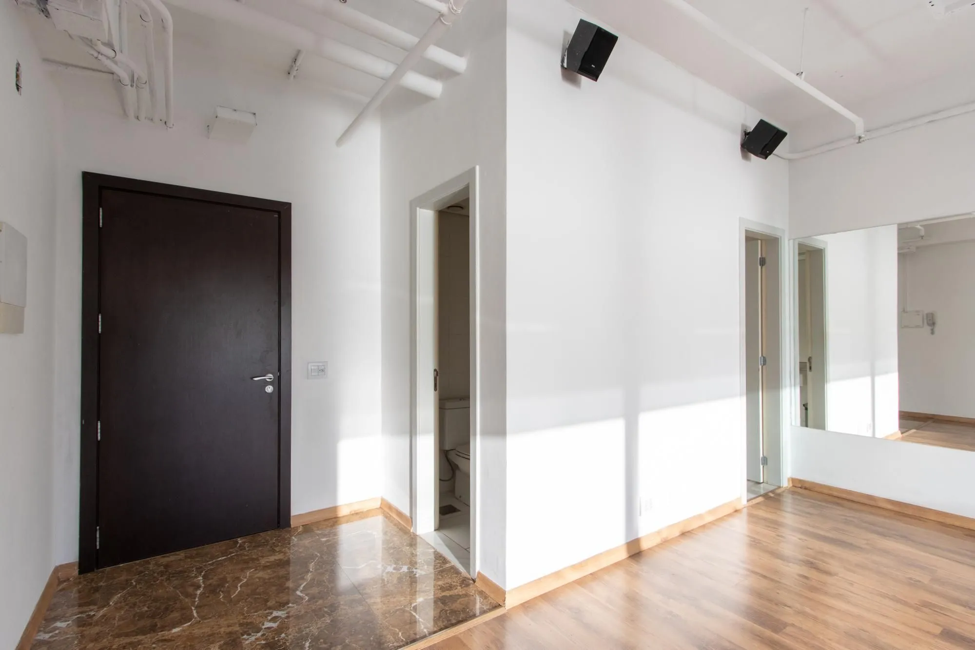 Imagem Sala Comercial no Ed. Cristal Tower junto ao Barra Shopping no Bairro Cristal