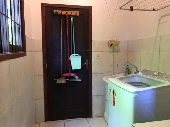 Imagem Imóvel à Venda na Praia do Rosa: Casa com Vista para o Vale, 4 Quartos, 770m² de Terreno!