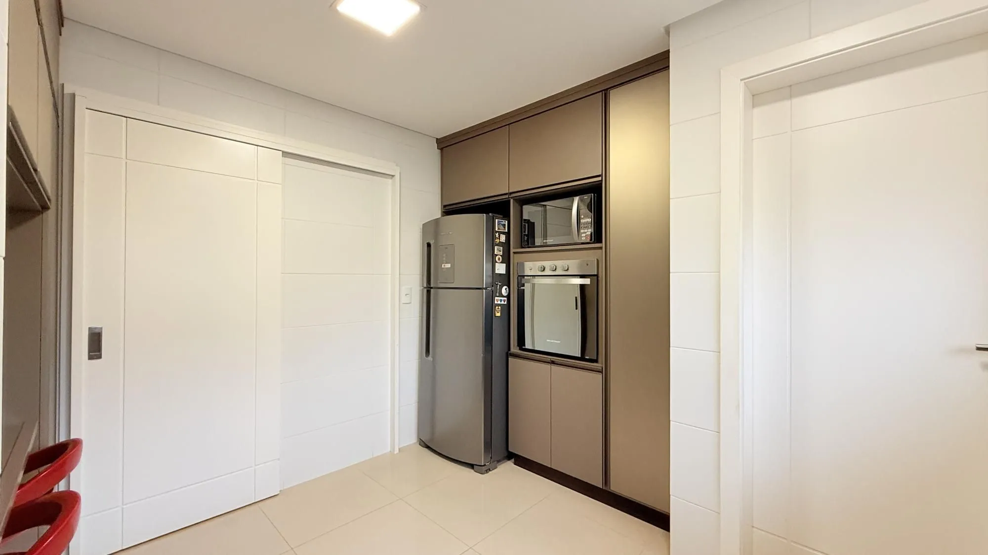 Imagem Excelente apartamento amplo com 2 dormitórios, 2 suítes mais dependência de empregada ou gabinete ou 3º dormitório
