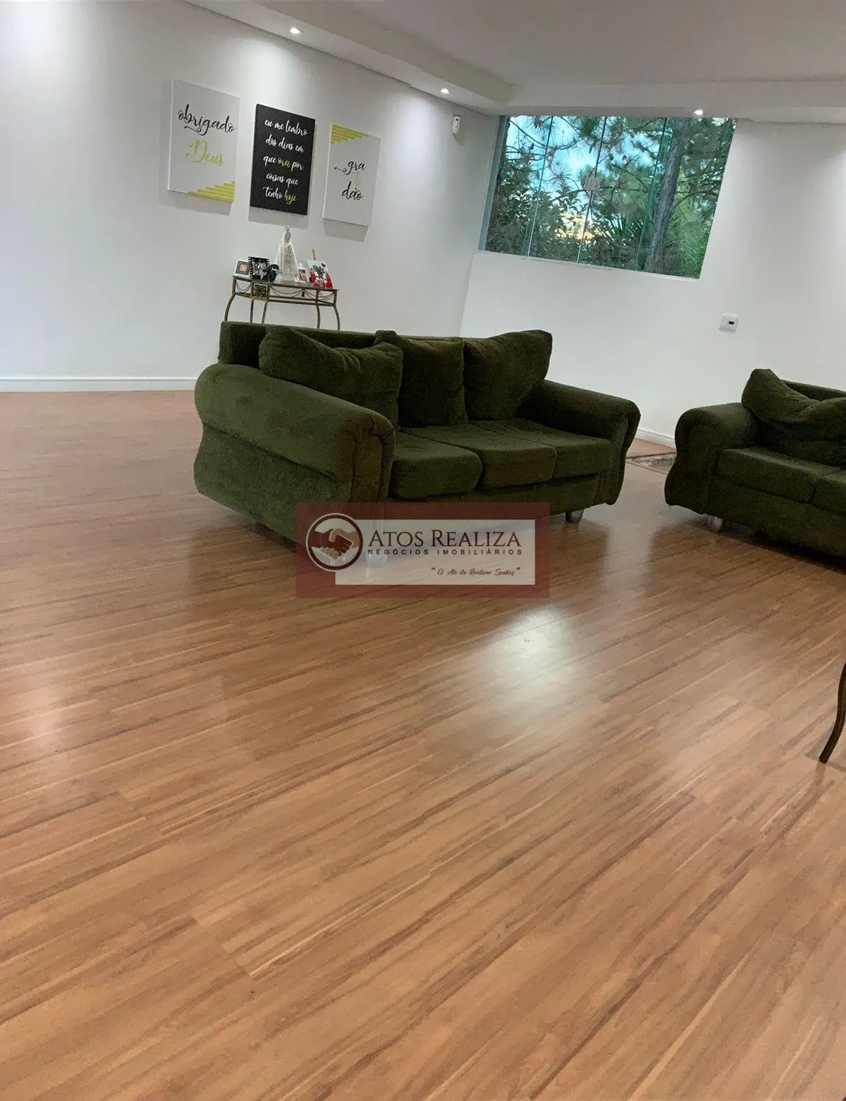 Imagem Vendo SUPER imóvel no Jardim casa grande. Lindo sobrado em uma Área total de 380m², com área útil 215m², esse imóvel conta com 3 Dormitórios, sendo 2 Suítes com Closet, sala de Tv, sala e cozinha conceito aberto, 2 vagas de garagem cobertas, muitos espaço