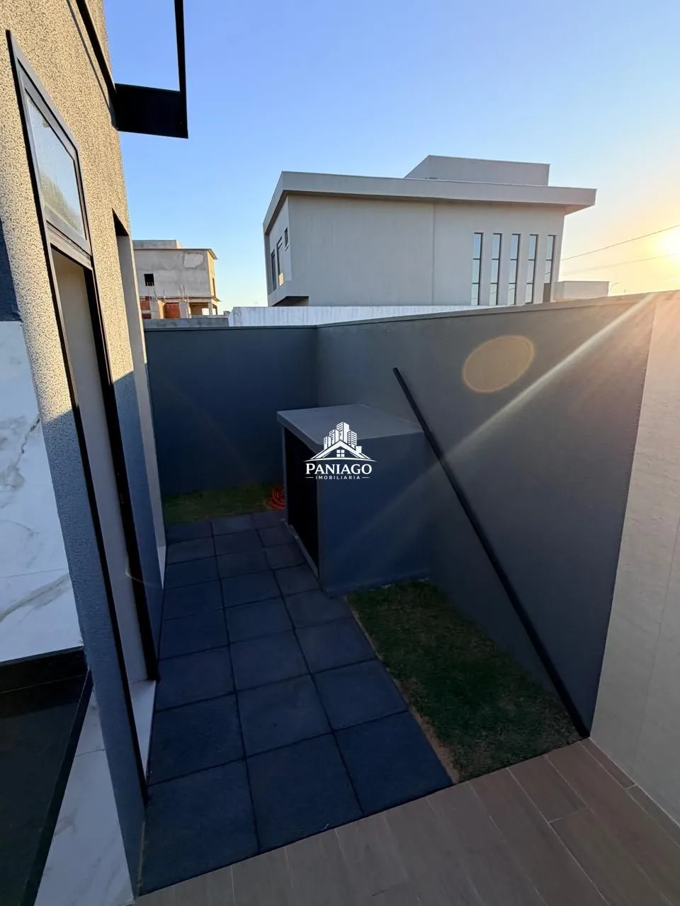 Imagem Casa Nova com 3 Suítes e Piscina à Venda no Condomínio Brisas