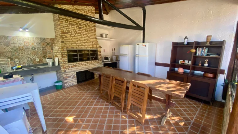 Imagem Pousada Comercial à Venda em Garopaba-SC: 3 Quartos, 4 Banheiros, 5 Vagas, 230m² - Não Perca!