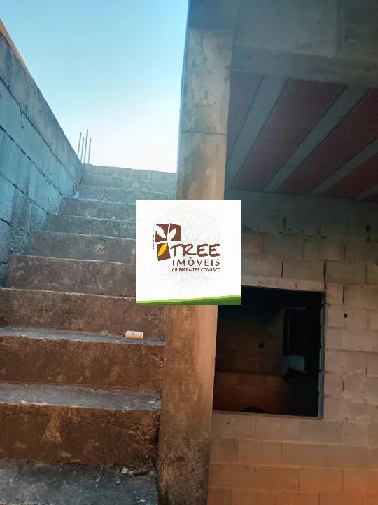 Imagem VENDA DE CASA EM CONSTRUÇÃO NO PARQUE RODRIGO BARRETO, EM ARUJÁ/SP, 75m² com dormitório, cozinha americana, sala e garagem coberta. CONSULTE-NOS.