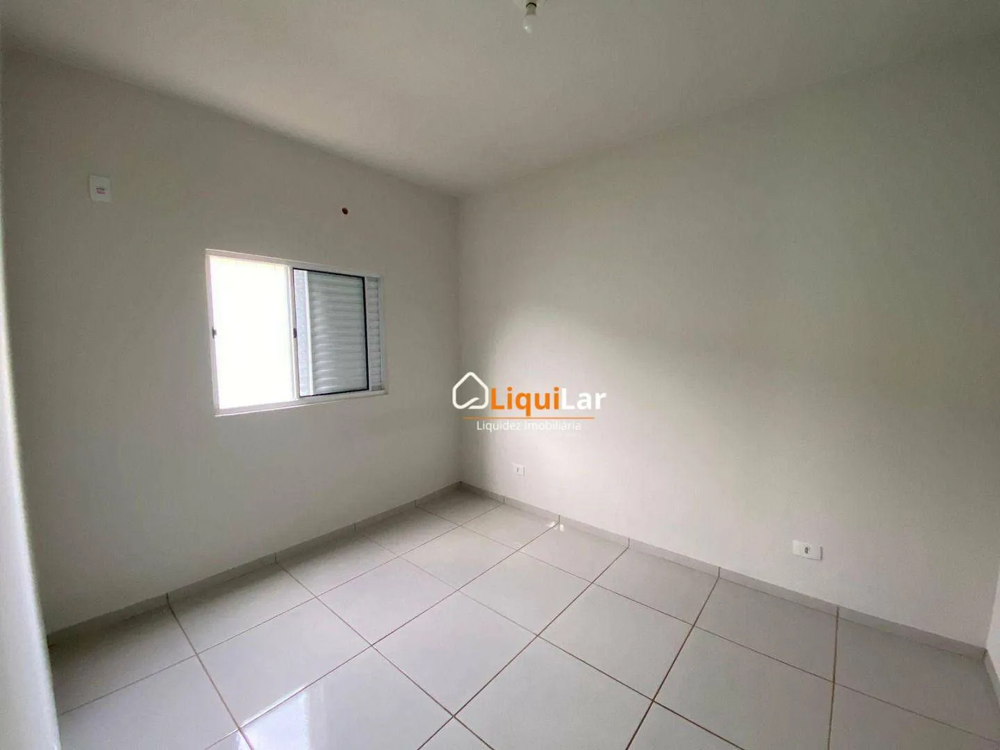 Imagem Casa Usada à Venda no Asfalto com 2 Quartos, Varanda, Amplo Quintal e Possibilidade de Minha Casa Minha Vida