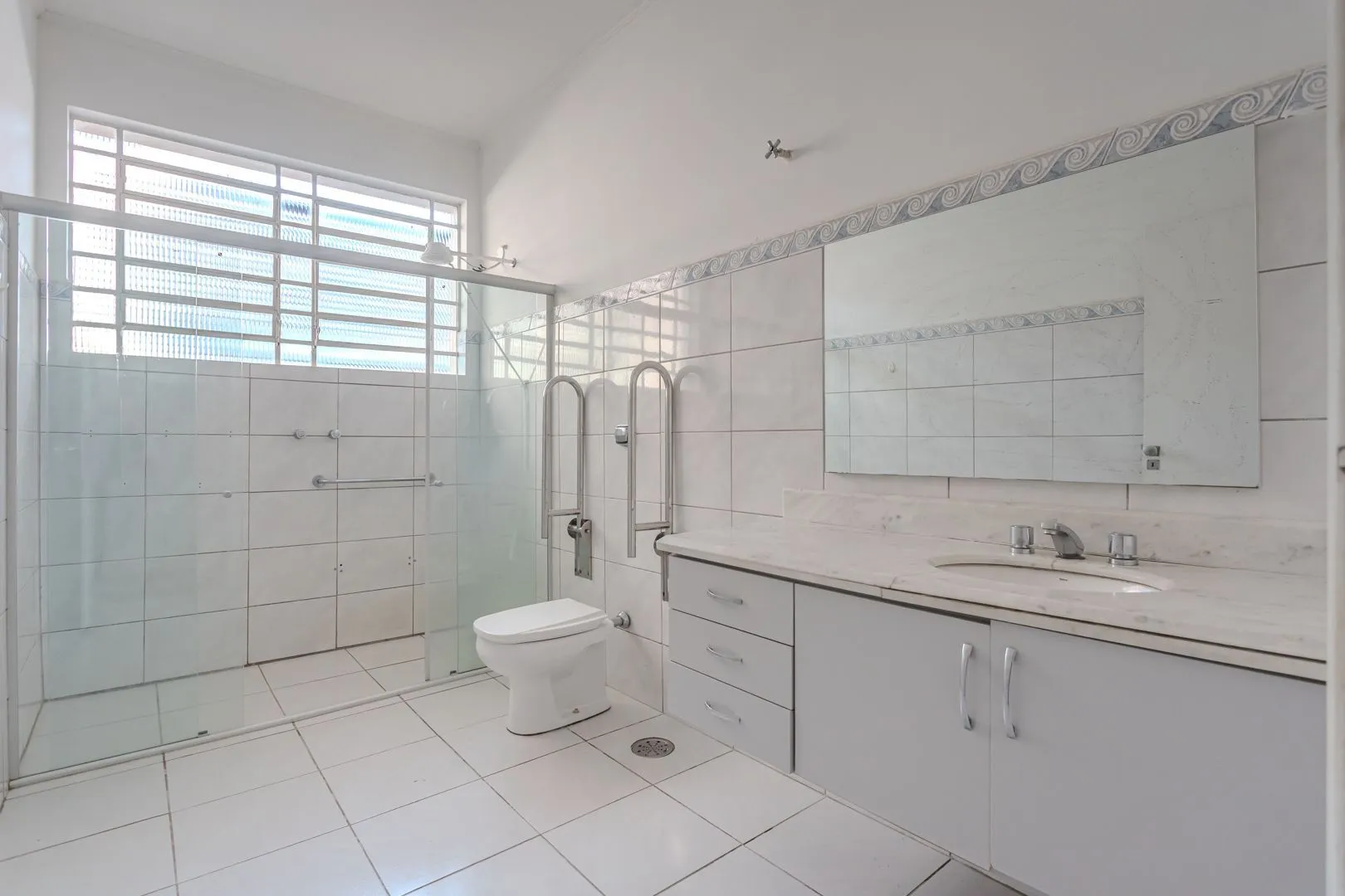 Imagem Casa no Menino Deus de 3 dormitórios e 5 vagas DESOCUPADA