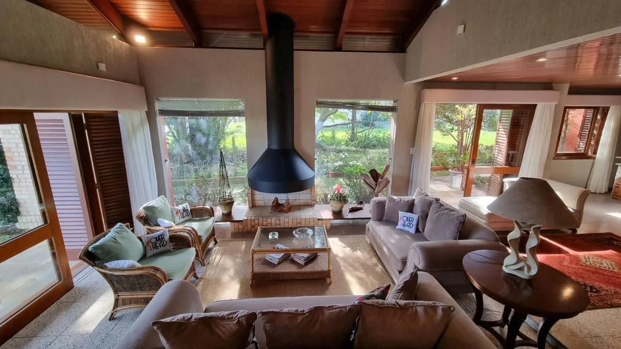 Casa em XANGRI-LÁ com 5 dorm. 3 suítes, piscina aquecida e 471 m², 400 m. mar.