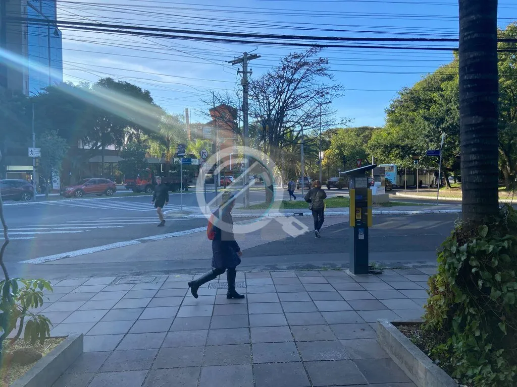 Imagem Impecável sala comercial dividida em três escritórios, recepção e toalete. Móveis planejados, ...