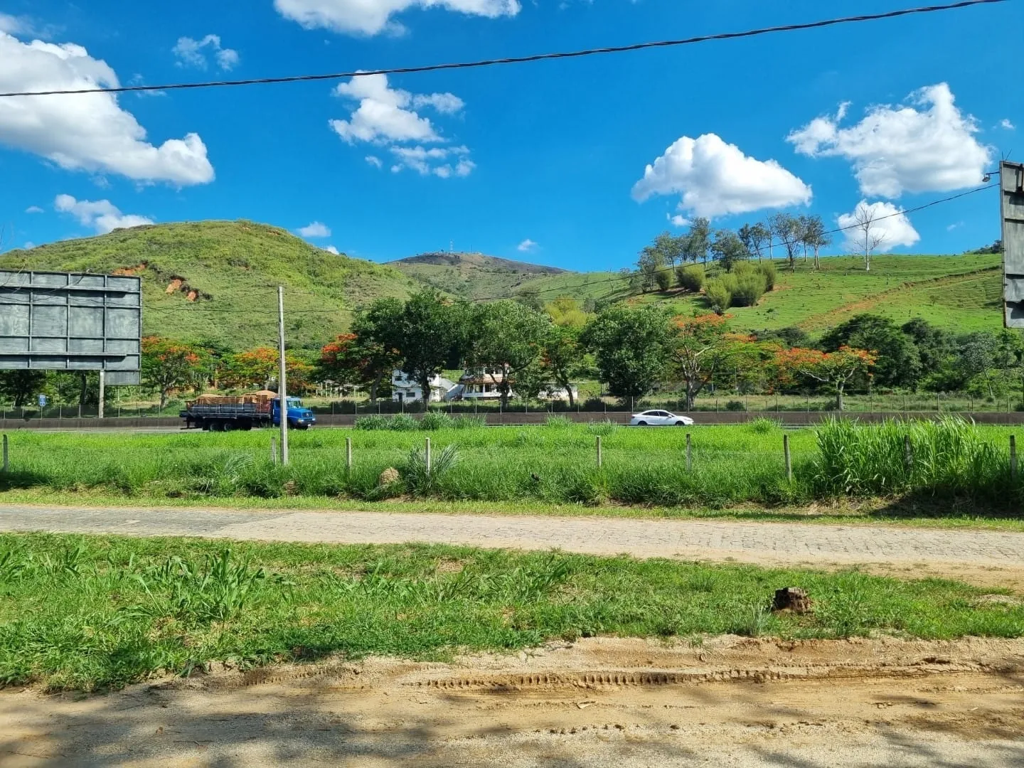 Imagem Terreno Estratégico de 3.300m² com Barracão, Escritório e 3 Acessos Rodoviários para Locação em Área Nobre de Aparecida
