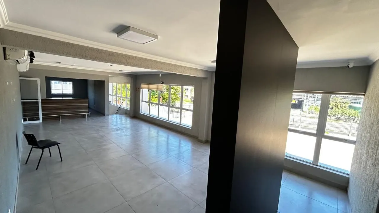 Imagem MÁFFER IMÓVEIS ALUGA - OPORTUNIDADE COMERCIAL IMPERDÍVEL! Localização estratégica: Próximo ao Aeroporto Salgado Filho, com fácil acesso logístico e viário. Área total: 3.351,30 m² Amplo estacionamento: Espaço para automóveis, motos e caminhões ️ Pavilhão 