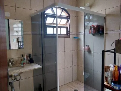 Imagem VENDA DE SOBRADO NO JARDIM VIA DUTRA, EM ARUJÁ/SP, 58m² com 3 quartos, suíte, cozinha com armários, varanda com churrasqueira e 02 vagas. CONSULTE-NOS