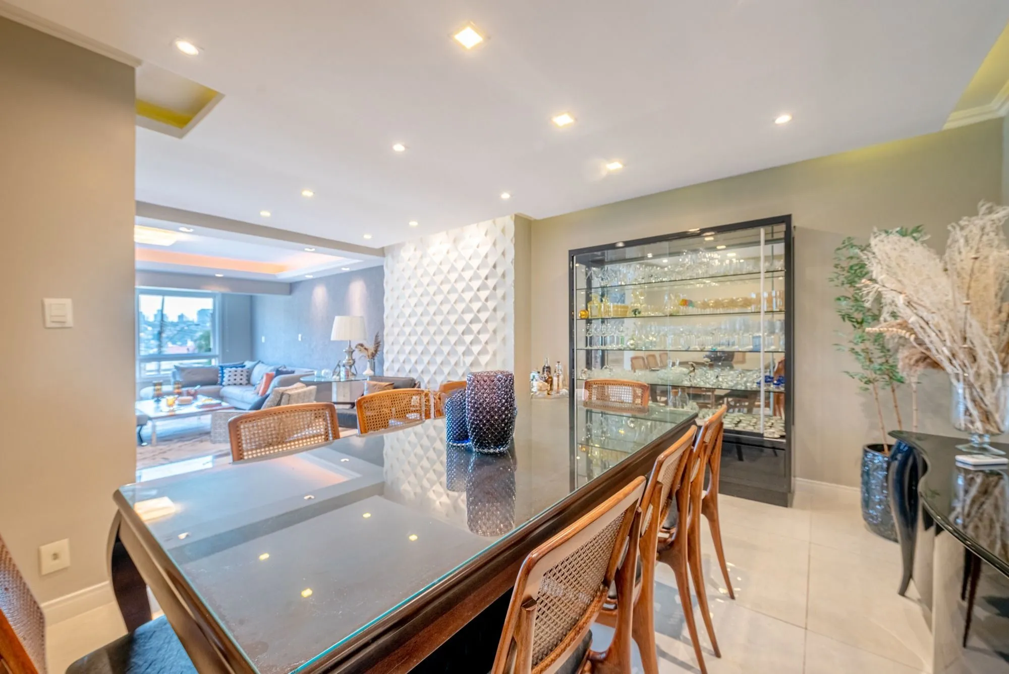 Imagem Casa com 357m² e 4 dormitórios, 3 suítes, 3 vagas