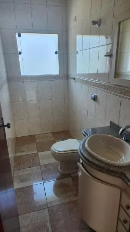 Imagem LOCAÇÃO DE SOBRADO NO CONDOMÍNIO ARUJÁ V, EM ARUJÁ/SP, 300m² com 3 quartos, suíte. CONSULTE-NOS.