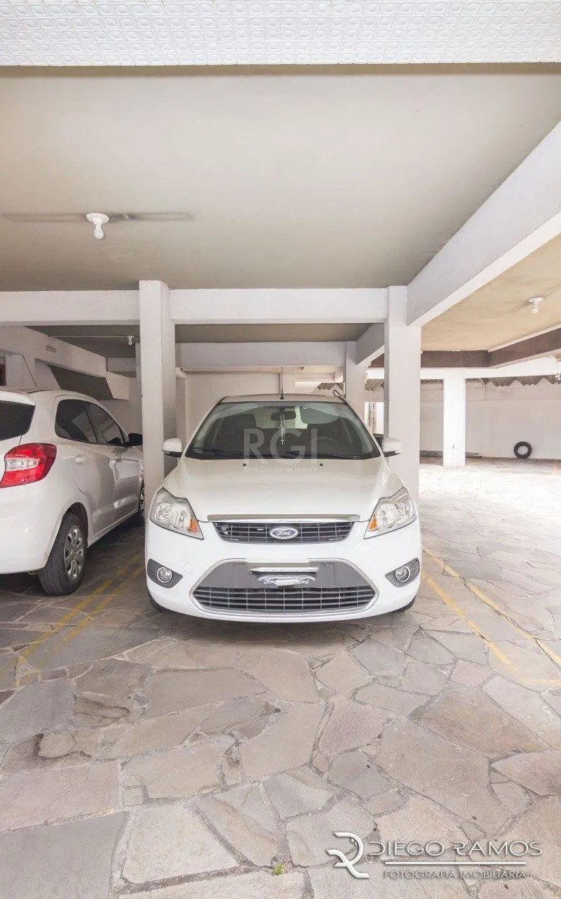 Imagem Apartamento de 2 dormitórios ,80 M² com possibilidade de transformação em 3 dormitórios. Living: Para dois ambientes e estar íntimo. Copa-Cozinha: Funcional e bem equipada. Ampla Área de Serviç