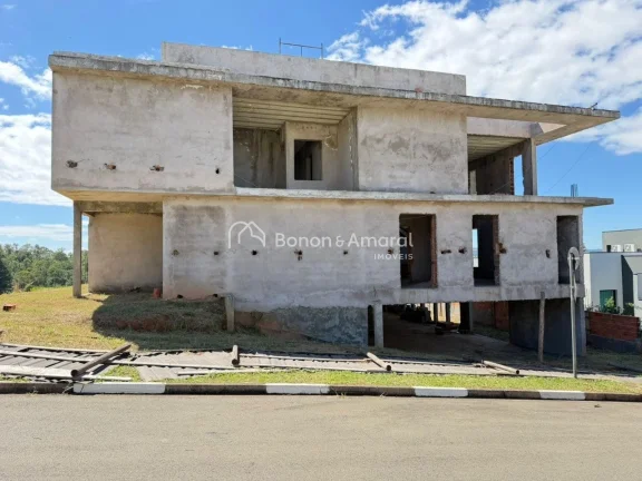 Imagem São 700 m² de construção, com arquitetura moderna,, localizada em um dos condomínios mais desej...