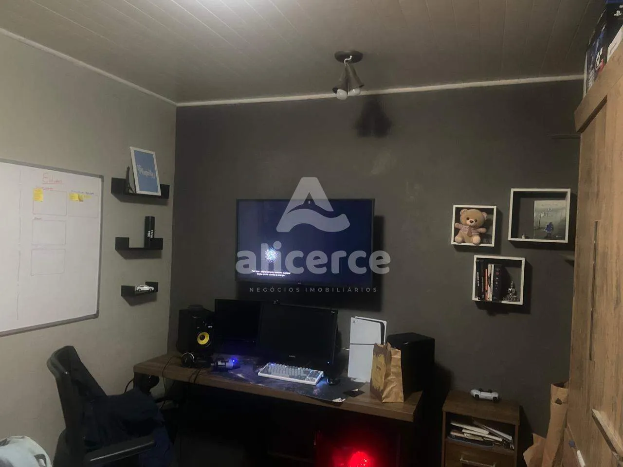 Imagem Casa com excelente localização no bairro Estreito, a apenas uma quadra da Beira-Mar Continental