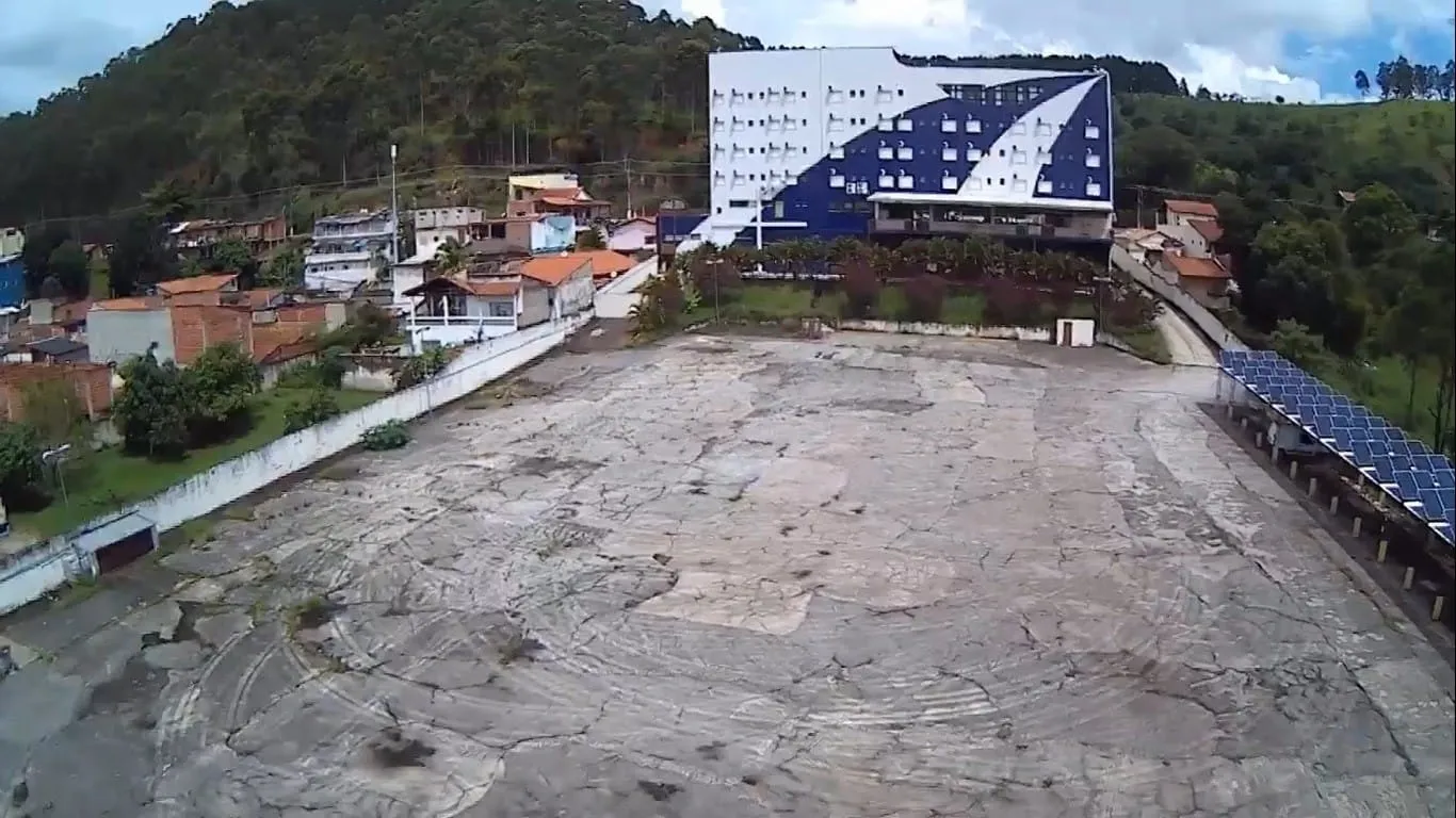 Imagem Terreno Plano e Cimentado com 5.356 m² para Estacionamento de Ônibus a 1.200 Metros da Basílica de Aparecida