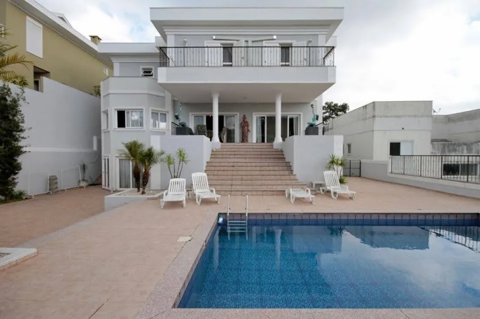 Imagem Casa sobrado, de alto padrão no Alphaville Residencial 8, com 6 suítes, 980m², piscina, elevador, área gourmet, academia, sauna, spa e 5 vagas.