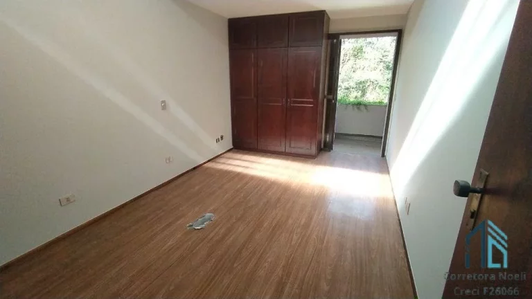Imagem Casa, 04 quartos c/suíte, 02 subsolos tipo bunker, com 05 ambientes subterrâneos amplos, ideal para adega e estúdio, em Curitiba PR