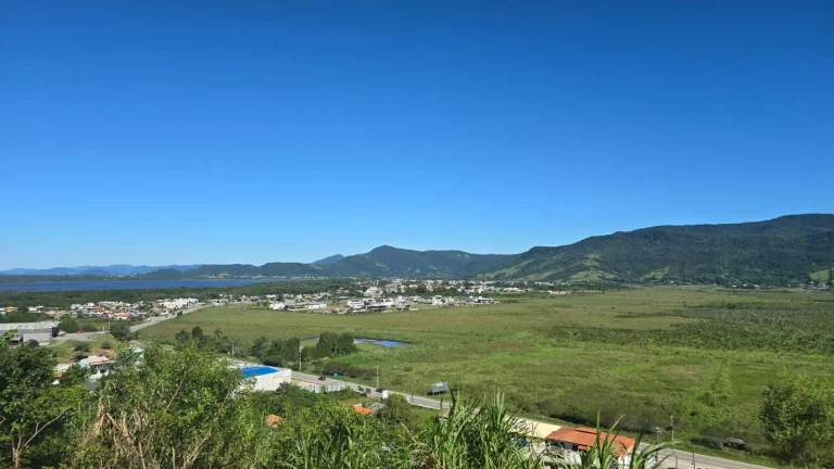 Imagem Terreno 2.094,88m² no Cond. Pôr do Sol, Centro de Garopaba-SC: Invista Já!