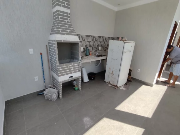 Imagem Casa linear composta de 2 quartos sendo um suíte cozinha ampla, sala, banheiro social, área de churrasco,