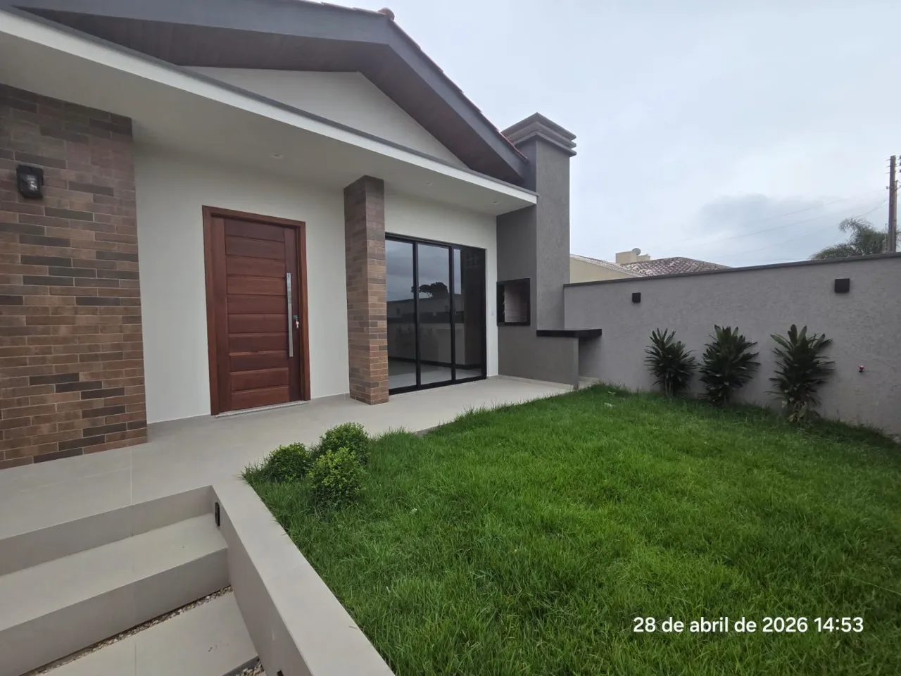 Imagem Casa de esquina em construção, com projeto moderno e excelente padrão de acabamento.
São 3 dormi...