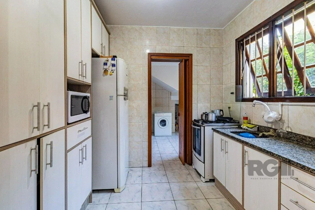 Imagem Casa com 267m², 3 dormitórios, 1 vaga no bairro Tristeza