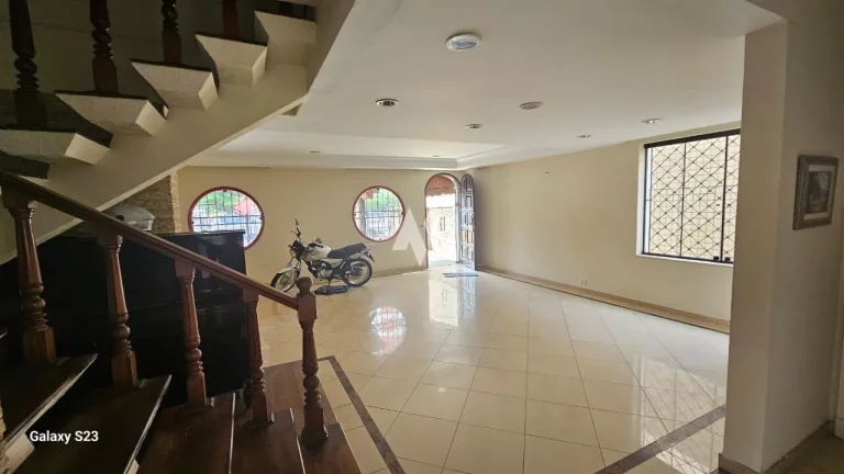 Imagem Casa com 4 dormitórios + 1 suíte + edícula em Ponta da Praia, Santos/SP