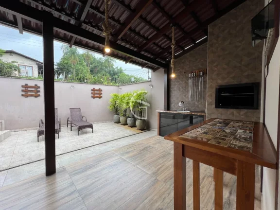 Imagem Venha se encantar com esta incrível casa localizada no prestigiado bairro Vila Nova, em Joinville.