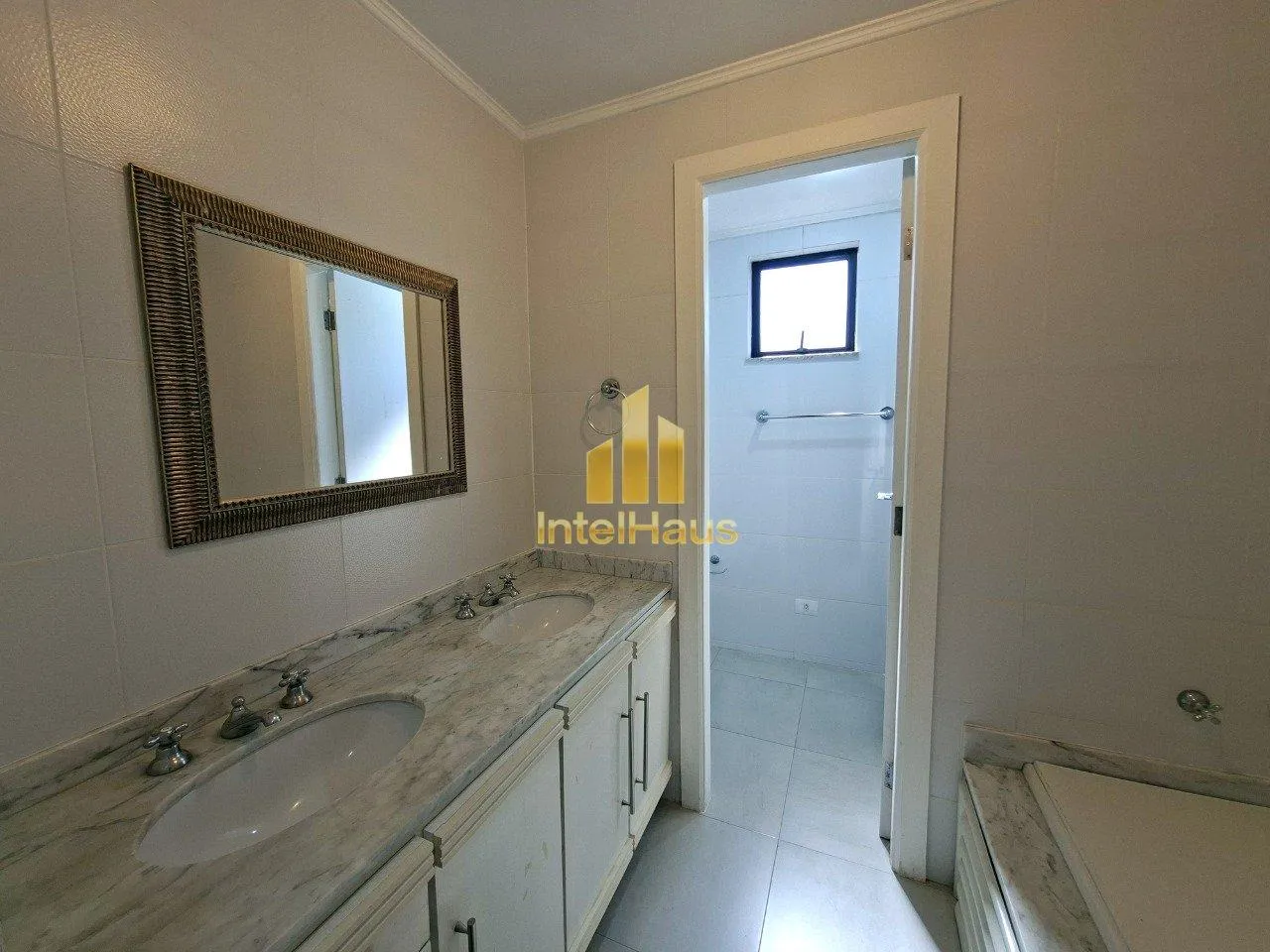 Imagem Viva com exclusividade e tenha tudo ao seu alcance no bairro mais desejado de Curitiba! Este excelen...