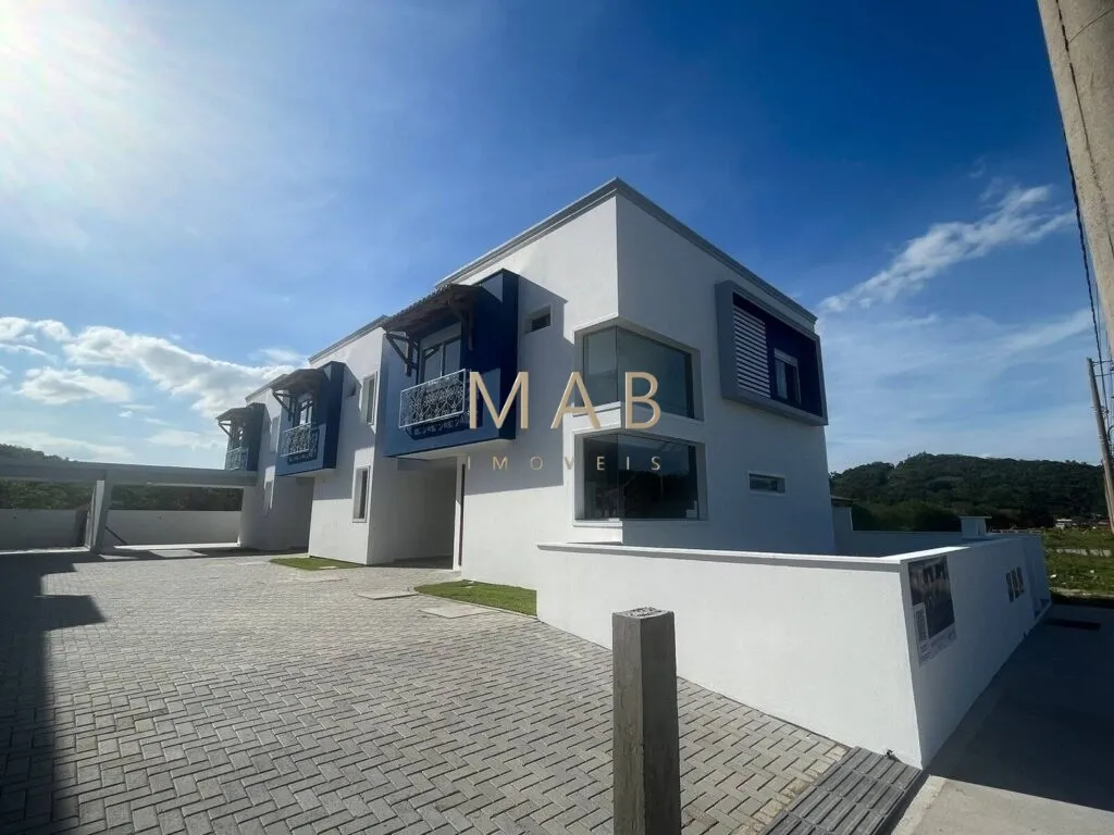 Imagem Casa à venda em Florianópolis: 3 quartos, 1 suíte, 2 salas, 2 banheiros, vaga na garagem e 140m² no Ribeirão da Ilha.