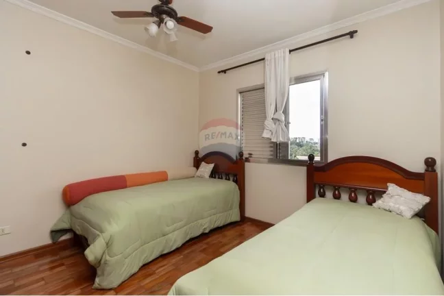 Imagem Casa bem localizada no bairro Vila Marari com 3 dormitórios, 1 suíte, 4 banheiros,2 vagas