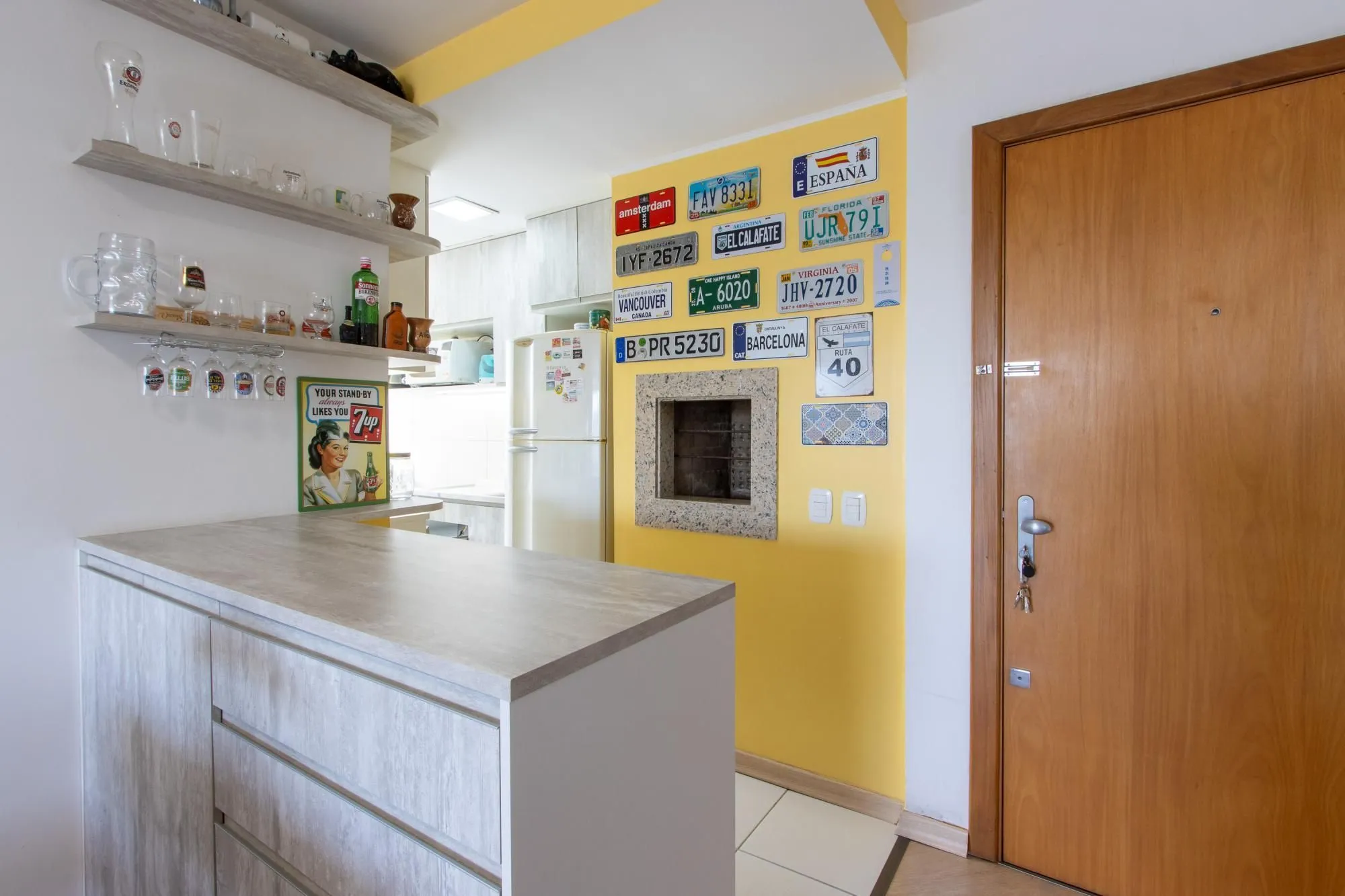 Imagem Apartamento de 2 dormitórios, na zona sul de Porto Alegre, semi-mobiliado, churrasqueira e box escriturado.