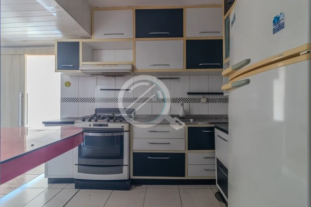 Imagem Sobrado três quartos com uma suíte, living, banheiro social, cozinha e pátio. O sobrado possui ar...