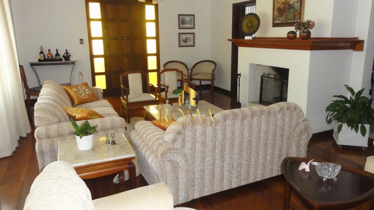 Imagem Casa à Venda no Centro de Santa Maria com 5 Dormitórios, Piscina e Salão de Fest