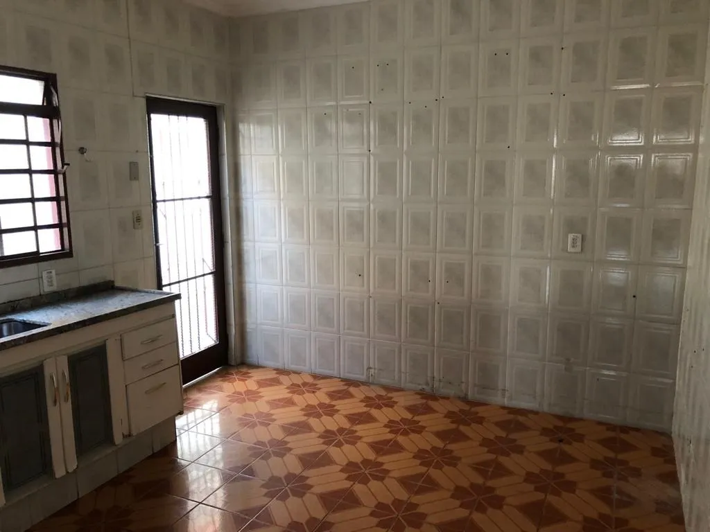 Imagem Sobrado à Venda no Jardim das Flores: 2 Suítes, Churrasqueira e Quintal