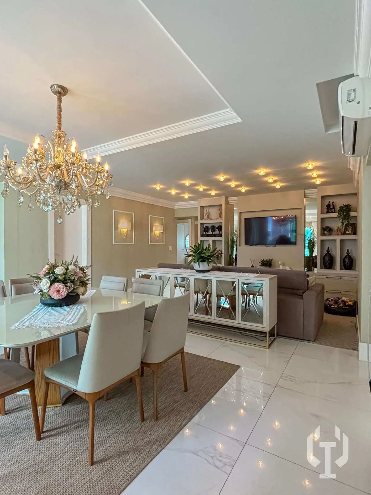 Foto do imóvel Apartamento de 4 suítes na quadra do mar em Meia Praia