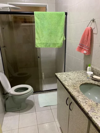Imagem Casa linear a venda na quadra do mar em Santa Mônica com 5 quartos sendo 1 suite e 3 banheiros, garagem pra dois carro,