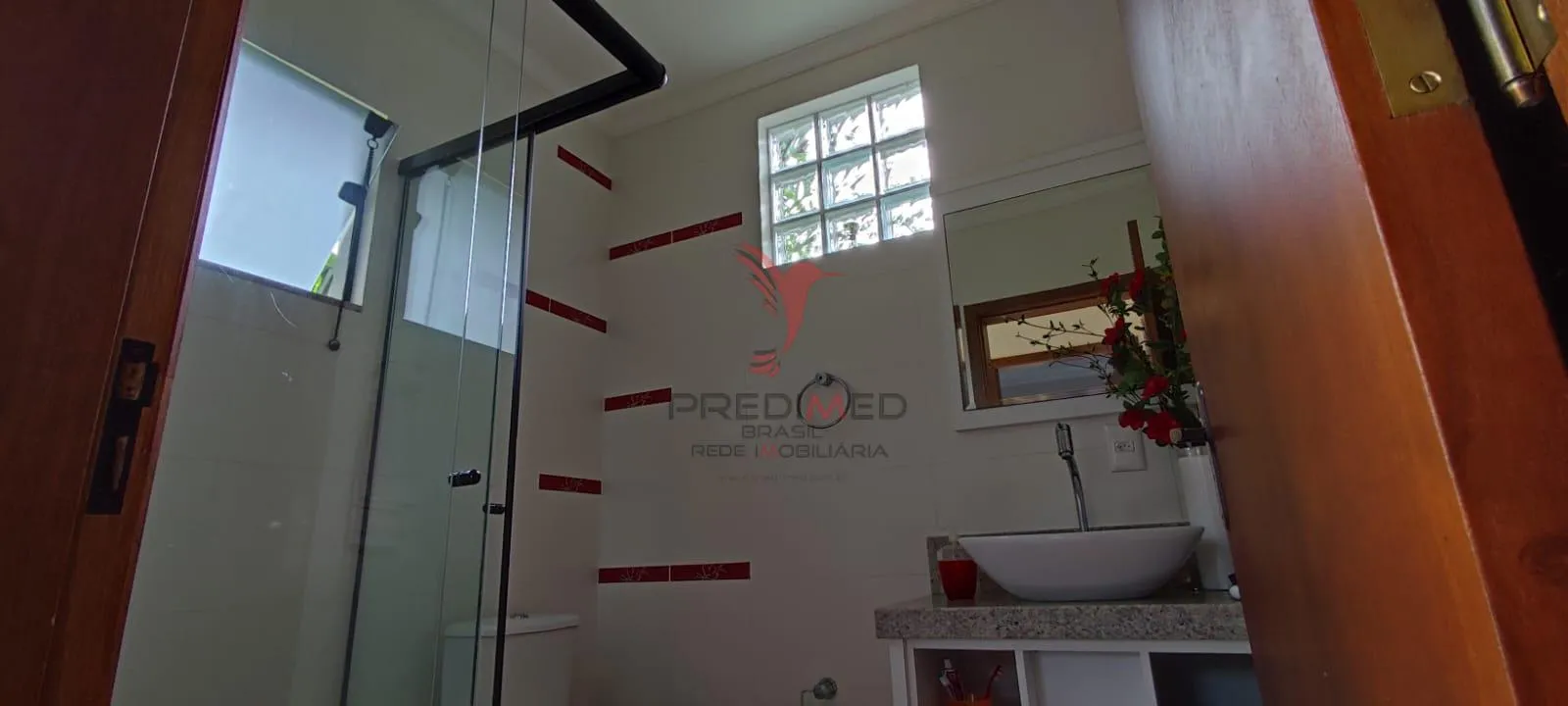 Imagem Casa com 4 Dormitórios com sacadas, sala e terreno grande