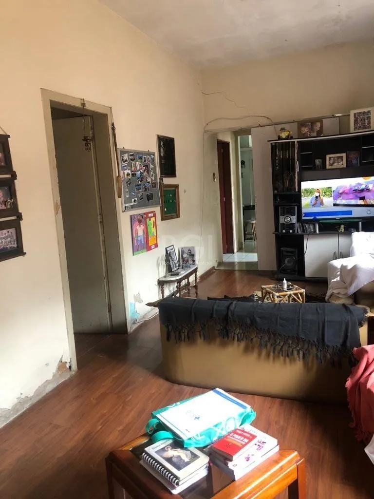 Imagem Casa/terreno medindo 200m² de privativo, 550m² totais no bairro Partenon, 9 vag