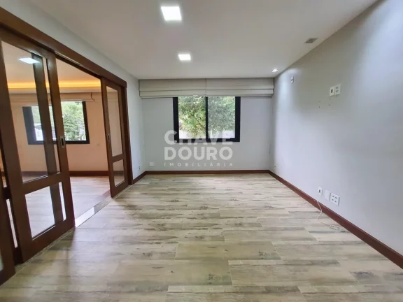 Imagem Casa em condomínio com 4 suítes em terreno plano no Comary!